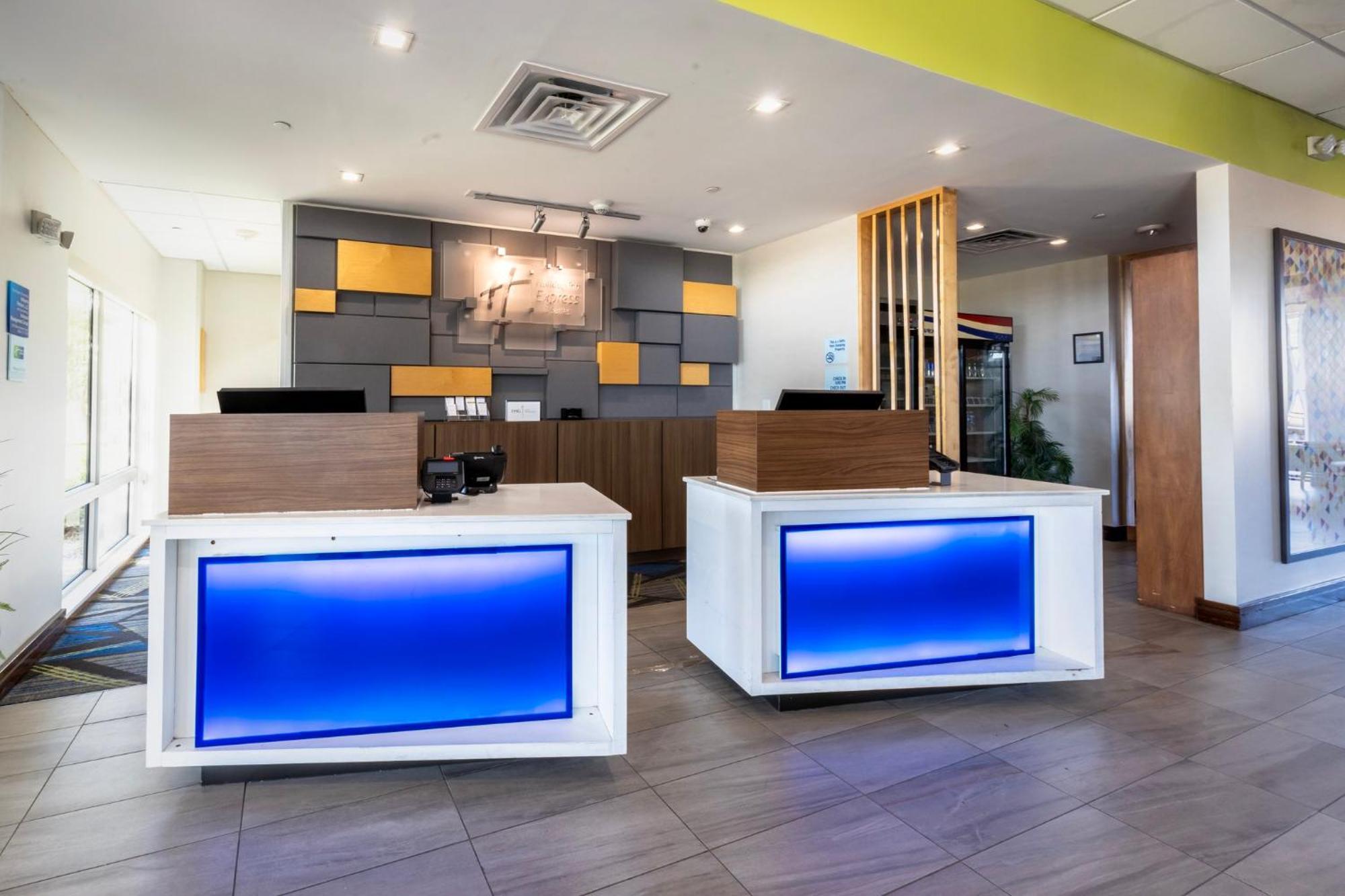 Holiday Inn Express & Suites Dallas Ne Arboretum Гарленд Экстерьер фото